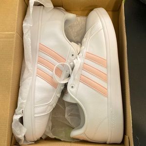 Women’s Adidas Tennis Shoe